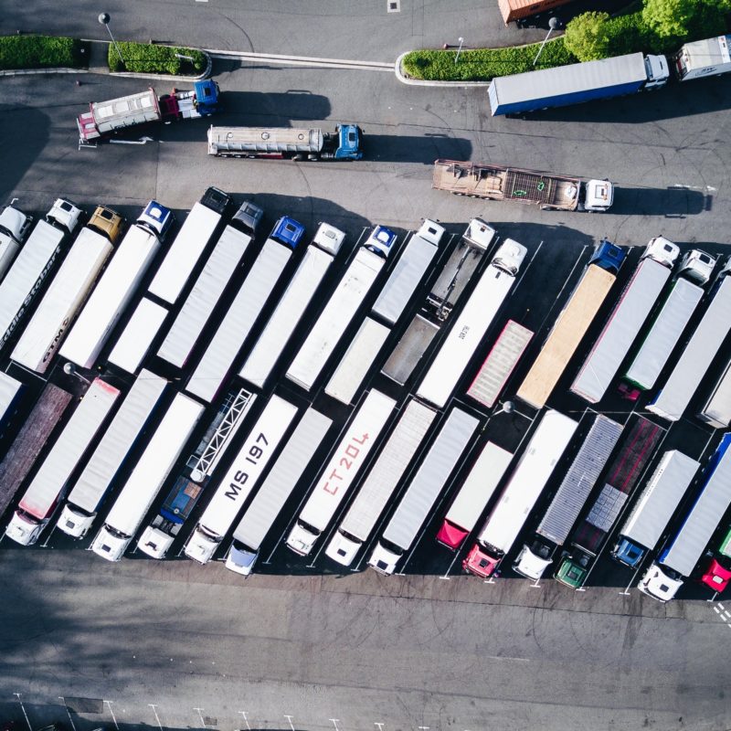 Parkplatz mit LKW