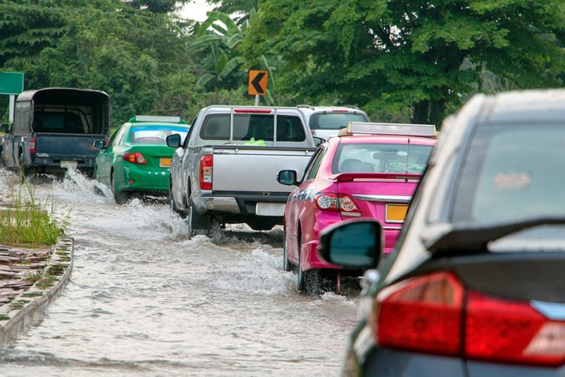 Wie man ein Fahrzeug bei Hochwasser fährt