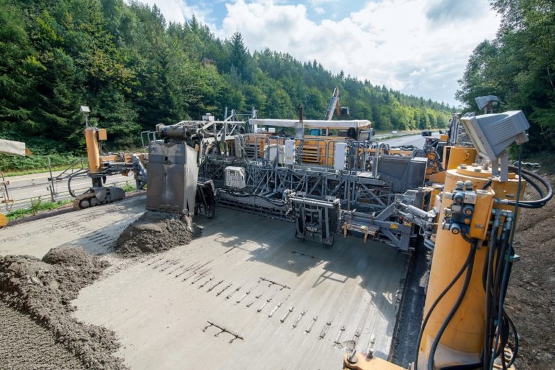 Die Arbeiten werden hauptsächlich mit Hilfe von Maschinen durchgeführt